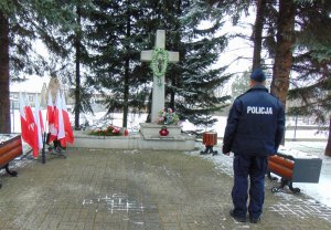 Na zdjęciu widać policjanta podczas służby przy pomniku w Monowicach