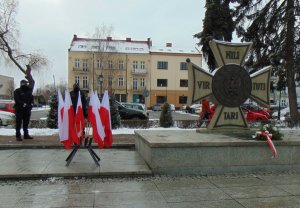 Na zdjęciu widać dwóch policjantów przy pomniku Nieznanego Żołnierza w Oświęcimiu.