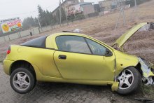 Na zdjęciu żółty samochód z uszkodzonym przodem