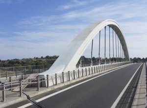 Na zdjęciu most z wysokim łukiem
