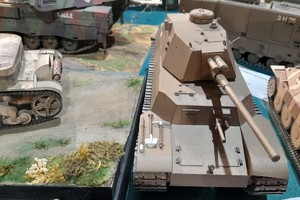 Na zdjęciu model czołgu z kartonu