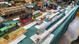 Na zdjęciu modele pociągów z kartonu