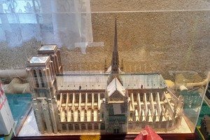 Na zdjęciu model katedry z kartonu