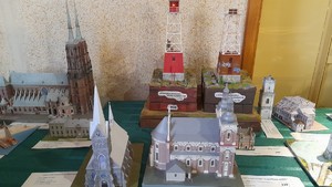 Na zdjęciu obiekty architektoniczne z kartonu m. in. pałac, zamek, latarnia morska