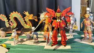 Na zdjęciu figurki z kartonu m. in. robot, samuraj, gryf, rycerz i smok chiński