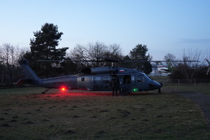 stojący na helipadzie policyjny śmigłowiec