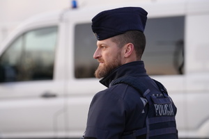 twarz policjanta będącegi na posterunku