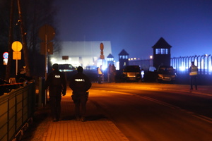 policjanci w patrolu po zmroku