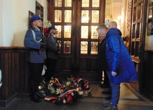 Zdjęcie delegacje składają znicze i wiązani przed tablicą