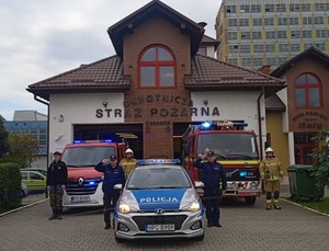 Zdjęcie przed Komisariatem Policji w Chełmku policjanci oddają hołd