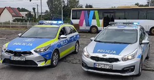 Zdjęcie przed Komisariatem Policji w Kętach  policjanci oddają hołd