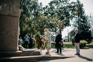 Zdjęcie przedstawicielki Małopolskie Urzędu Marszałkowskiego składającej wiązankę kwiatów