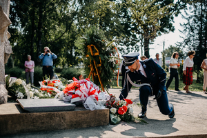 Zdjęcie komendant Komisariatu Policji w Brzeszczach składa wiązankę przed pomnikiem