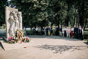 Zdjęcie uczestnicy przed pomnikiem Jawischowitz