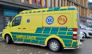 Na zdjęciu ambulans w kolorze żółto zielonym