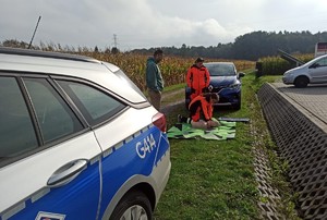 Zdjęcie uczennice przy fantomie prezentują kierowcy udzielanie pierwszej pomocy