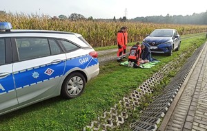 Zdjęcie uczennice przy fantomie prezentują kierowcy udzielanie pierwszej pomocy