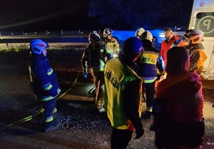 Służby ratunkowe policjanci, strażacy, ratownicy udzielają pomocy mężczyźnie