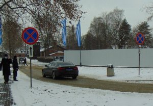 Na zdjęciu widać samochód dyplomaty wjeżdżający na teren Muzeum Auschwitz