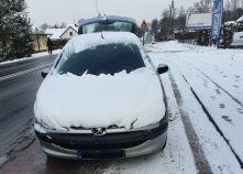 Na zdjęciu widać samochód marki Peugeot pokryty śniegiem.