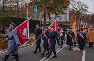 Zdjęcie poczty sztandarowe i uczestnicy w pochodzie z okazji Narodowego Święta Niepodległości