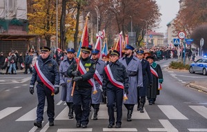 Zdjęcie poczty sztandarowe i uczestnicy w pochodzie z okazji Narodowego Święta Niepodległości