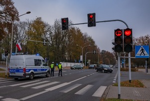 Zdjęcie policjanci na skrzyżowaniu zabezpieczają przemarsz