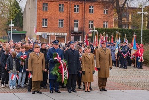 Zdjęcie uczestnicy przed pomnikiem Nieznanego Żołnierza