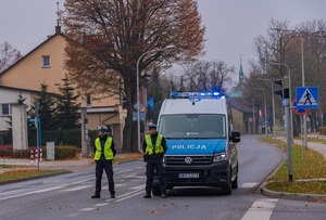 Zdjęcie policjant na skrzyżowaniu zabezpiecza przemarsz