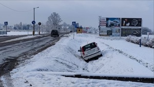 Fiat w przydrożnym rowie