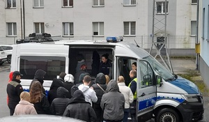 policjanci i młodzież przy radiowozie