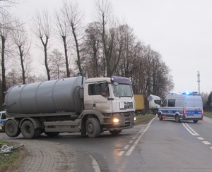 ciężarówka przy ulicy w tle radiowóz