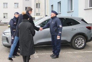 policjant dziękuje staroście za przekazanie radiowozu