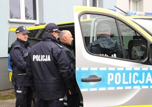 zastępca burmistrza Kęt przy radiowozie wspólnie z policjantami