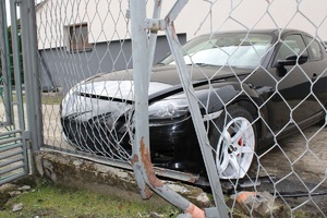 samochód mazda uszkodzony obok ogrodzenia