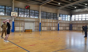 uczeń wykonuje rzut piłką