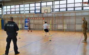 uczeń wykonuje bieg ze zmianą kierunków