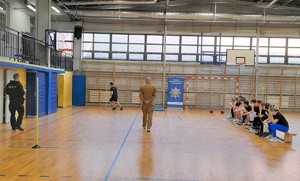 uczeń wykonuje bieg z omijaniem stojaków