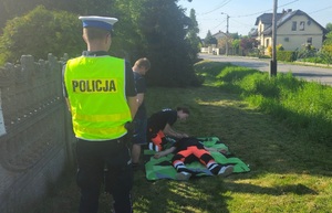 Policjanci i uczennice podczas akcji Bezpieczna Majówka 2025 instruktaż dla kierowców