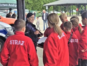 Stoisko policyjne policjantka z uczestnikami pikniku