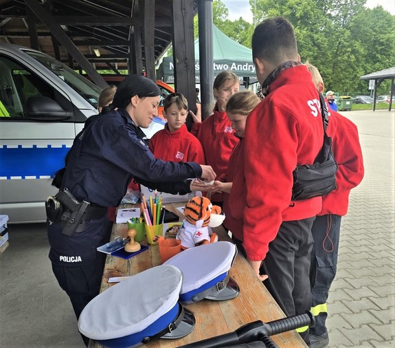 Stoisko policyjne policjantka z uczestnikami pikniku