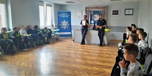 Policjanci uczniowie klasy drugiej podczas zajęć w  oświęcimskiej komendzie Policji