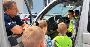 Policjanci uczniowie klasy drugiej podczas zajęć w  oświęcimskiej komendzie Policji