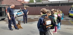 Policjanci uczniowie klasy drugiej podczas zajęć w  oświęcimskiej komendzie Policji