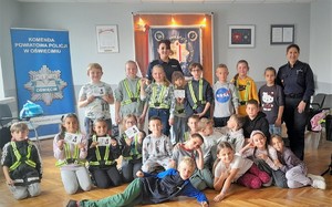 Policjanci uczniowie klasy drugiej podczas zajęć w  oświęcimskiej komendzie Policji