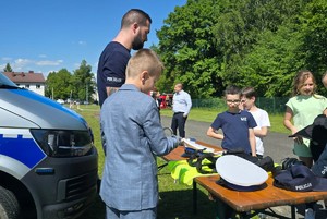 Dzieci i policjanci na stoiskach policyjnych podczas pikników