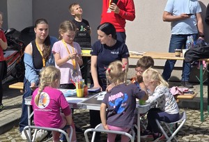 Dzieci i policjanci na stoiskach policyjnych podczas pikników