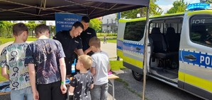 Dzieci i policjanci na stoiskach policyjnych podczas pikników