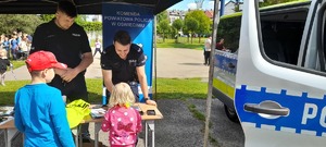 Dzieci i policjanci na stoiskach policyjnych podczas pikników