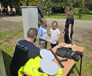 Dzieci i policjanci na stoiskach policyjnych podczas pikników
